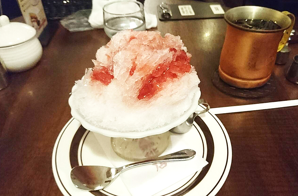 星乃珈琲の苺と濃厚ミルクのかき氷
